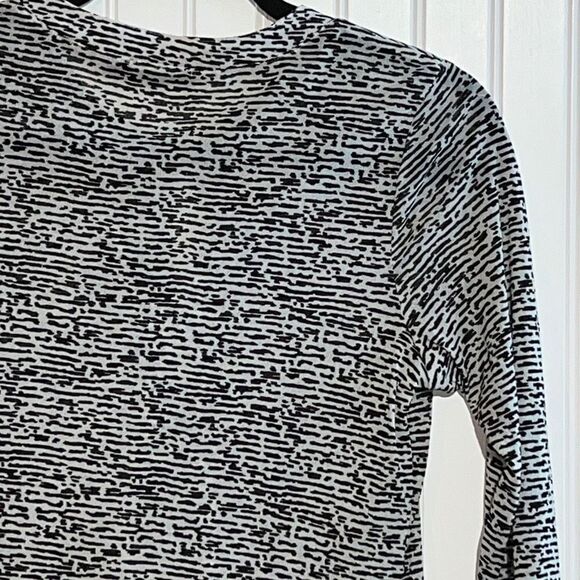 The Limited ruffled keyhole front long sleeve nylon stretch top black/white sz s - Picture 10 of 10